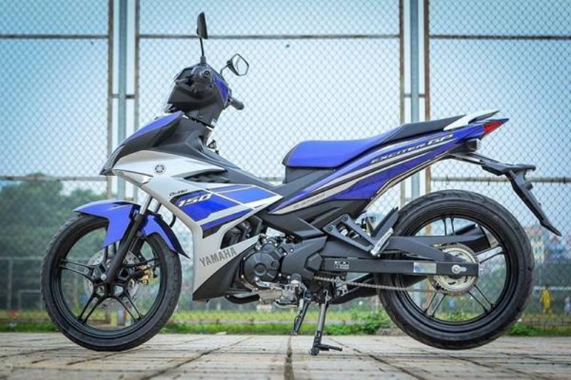 Hinh anh nguoi dang kiem tra mot chiec xe ex 150 cu truoc khi mua ban